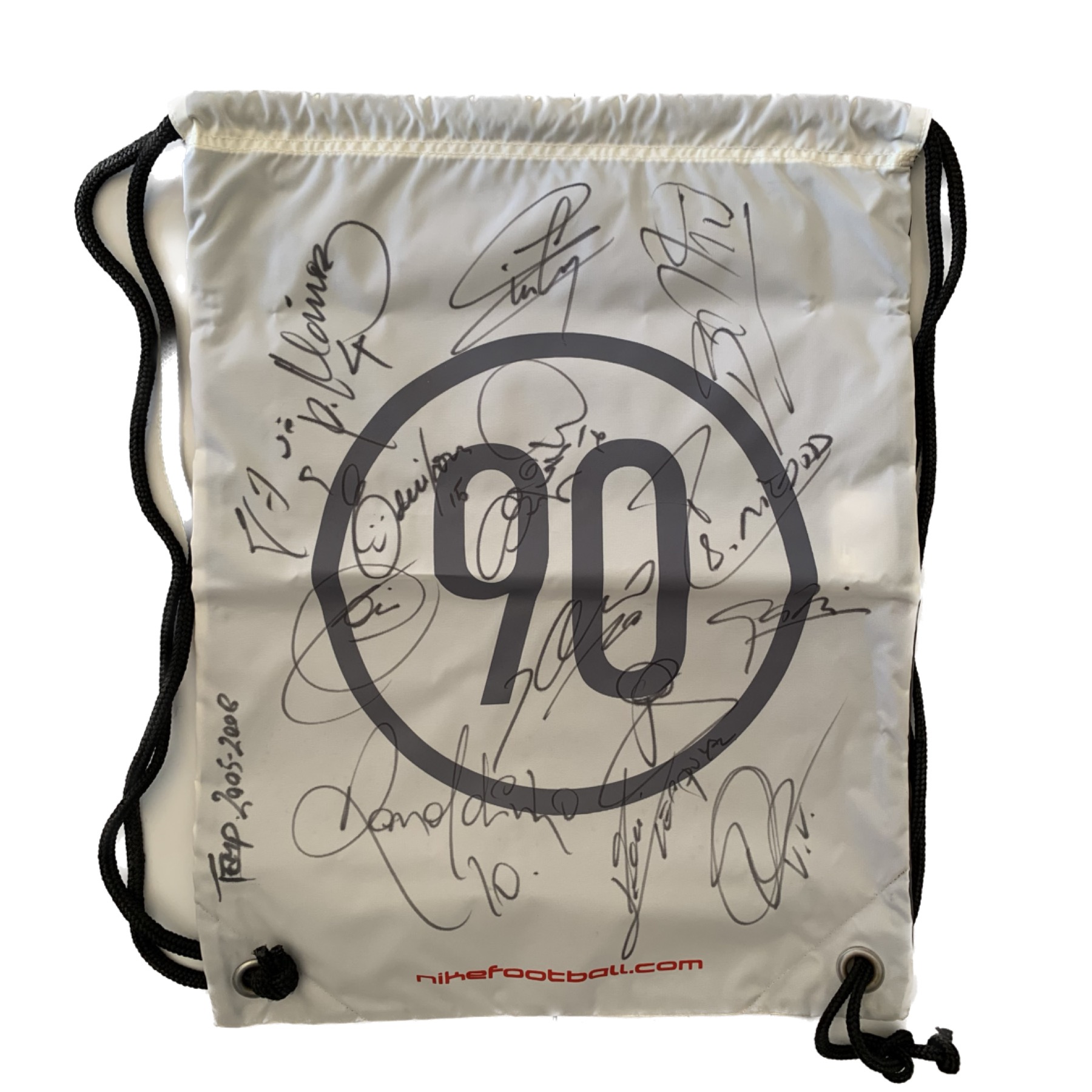 Frontal de la bossa Nike Total 90 amb les signatures dels jugadors del Barça