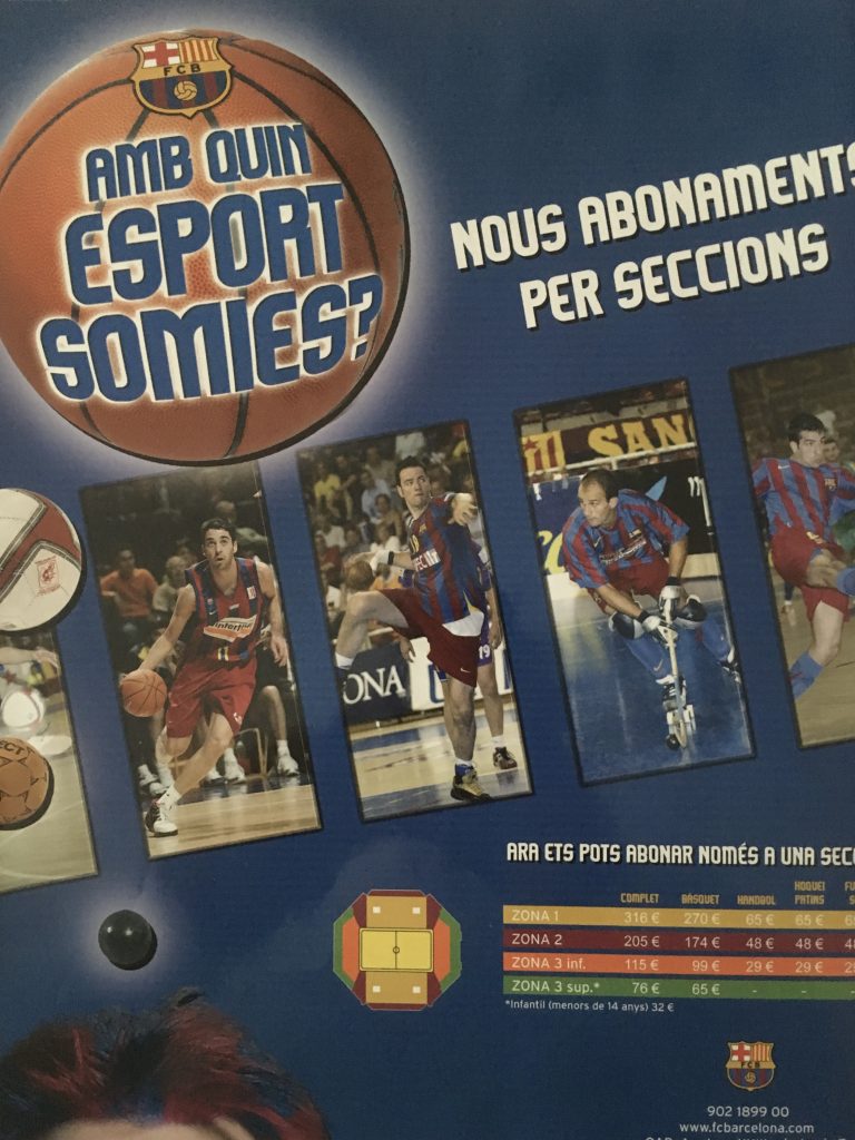 Una altra fotografia de l’exemplar de la Revista Barça signada per Ronaldinho