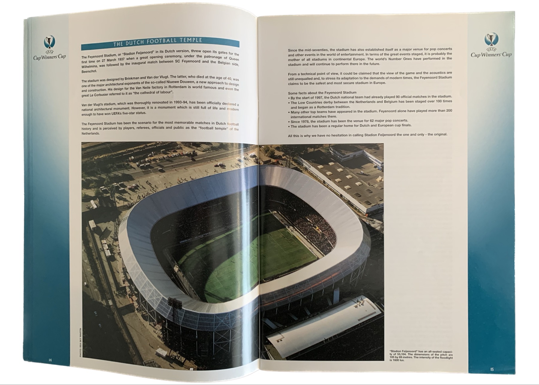 Doble pàgina del programa oficial de la Recopa de 1997 dedicada a l'estadi De Kuip de Rotterdam