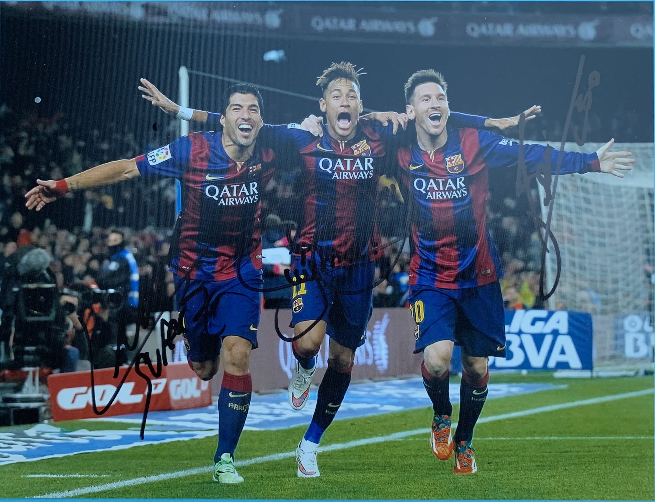 FOTO mítica 2015 signada pels jugadors Suárez Neymar Messi Camp Nou FC Barcelona Albert Gea (fotògraf)