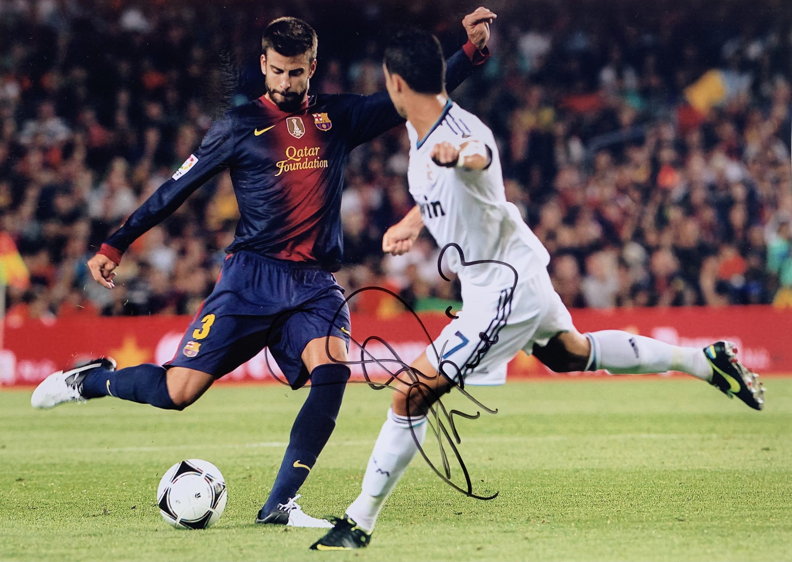 FOTO signada per Gerard Piqué jugador del Barça 2013 en un duel amb Cristiano Ronaldo FC Barcelona Real Madrid