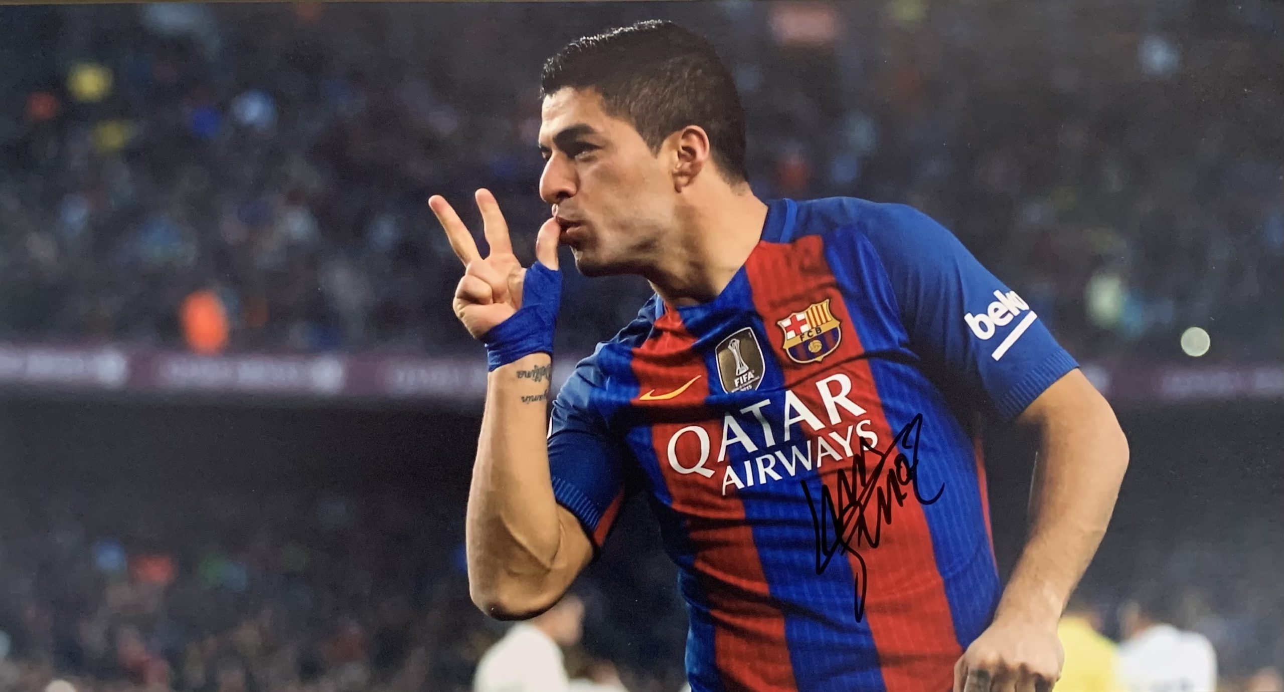 Foto mítica Luis Suarez 2016-2017 gol signe d'amor dos fills i dona