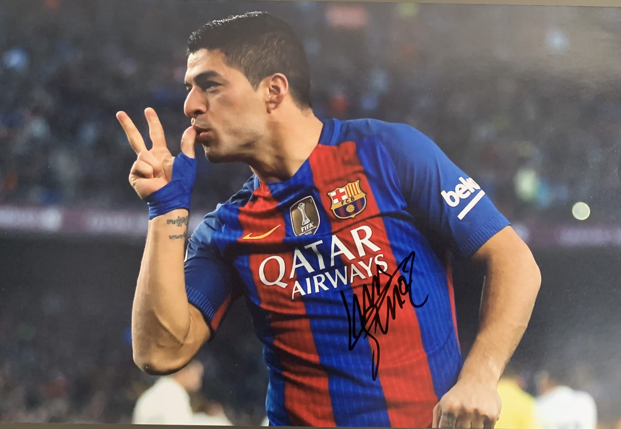 Foto mítica Luis Suarez 2016-2017 gol signe d'amor dos fills i dona