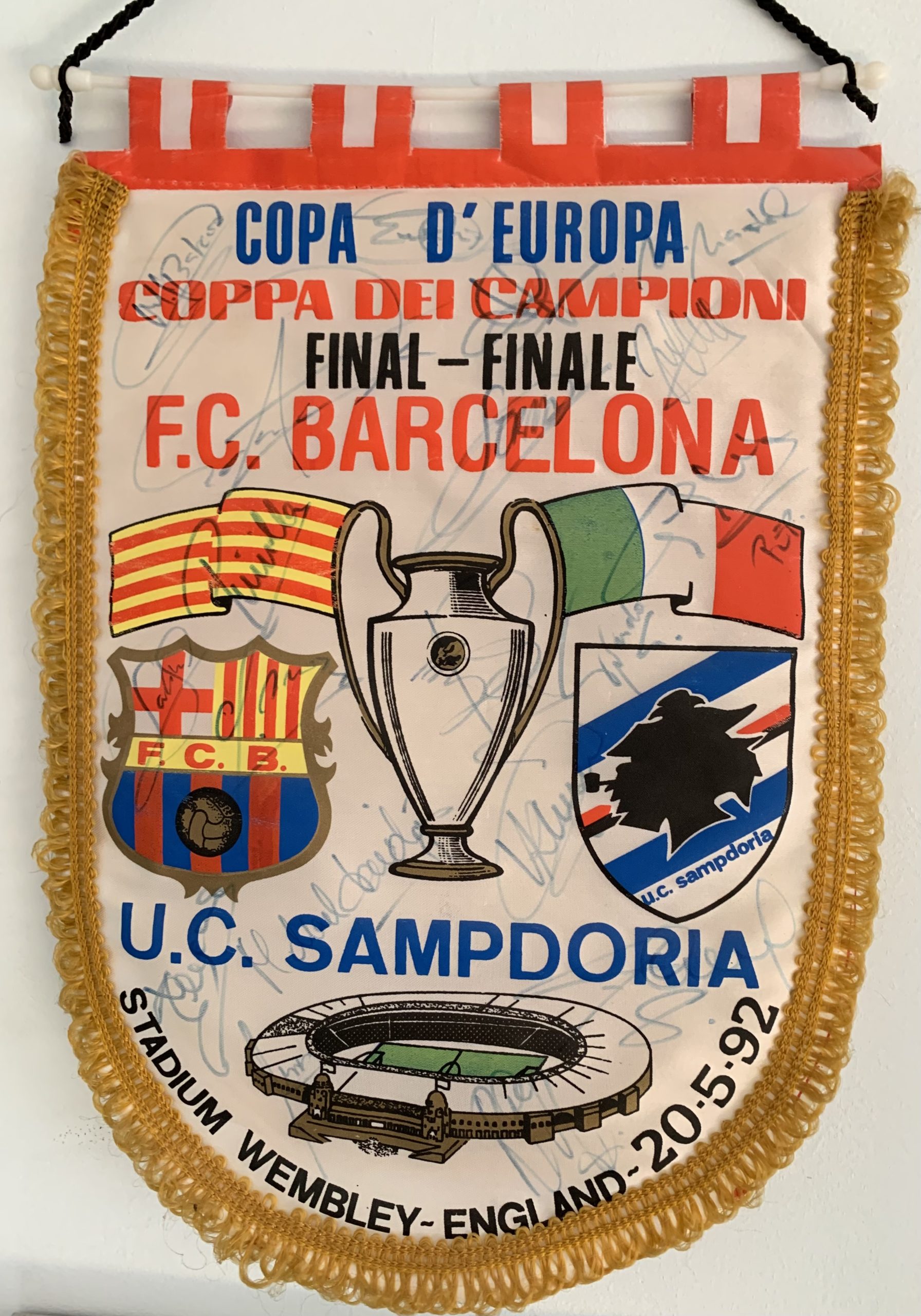 Banderí FC Barcelona Final Champions League1992 signat pels jugadors del Barça