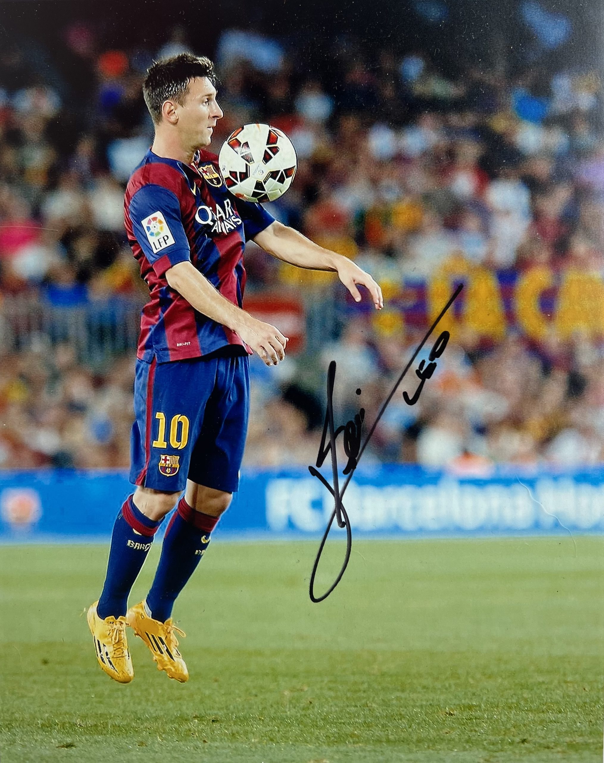Leo Messi amb la samarreta del FC Barcelona 2014 2015 controlant la pilota, fotografia signada