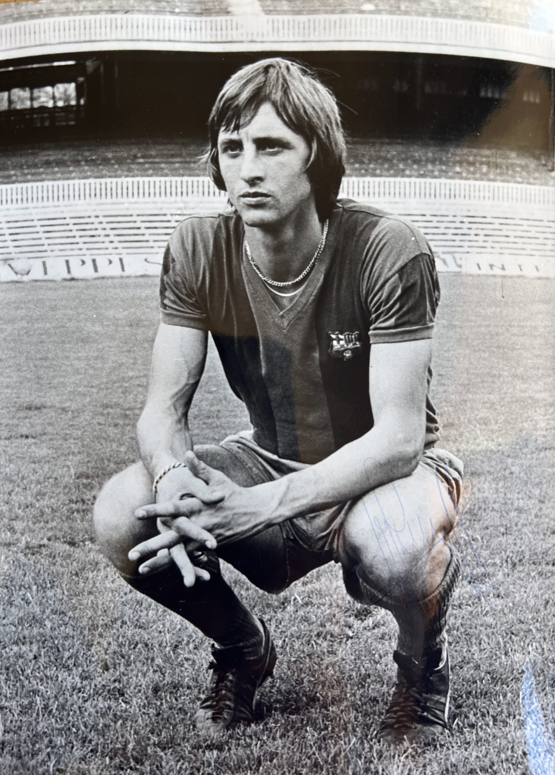 Fotografia de Johan Cruyff amb la samarreta del FC Barcelona signada sobre la cuixa dreta, 1973