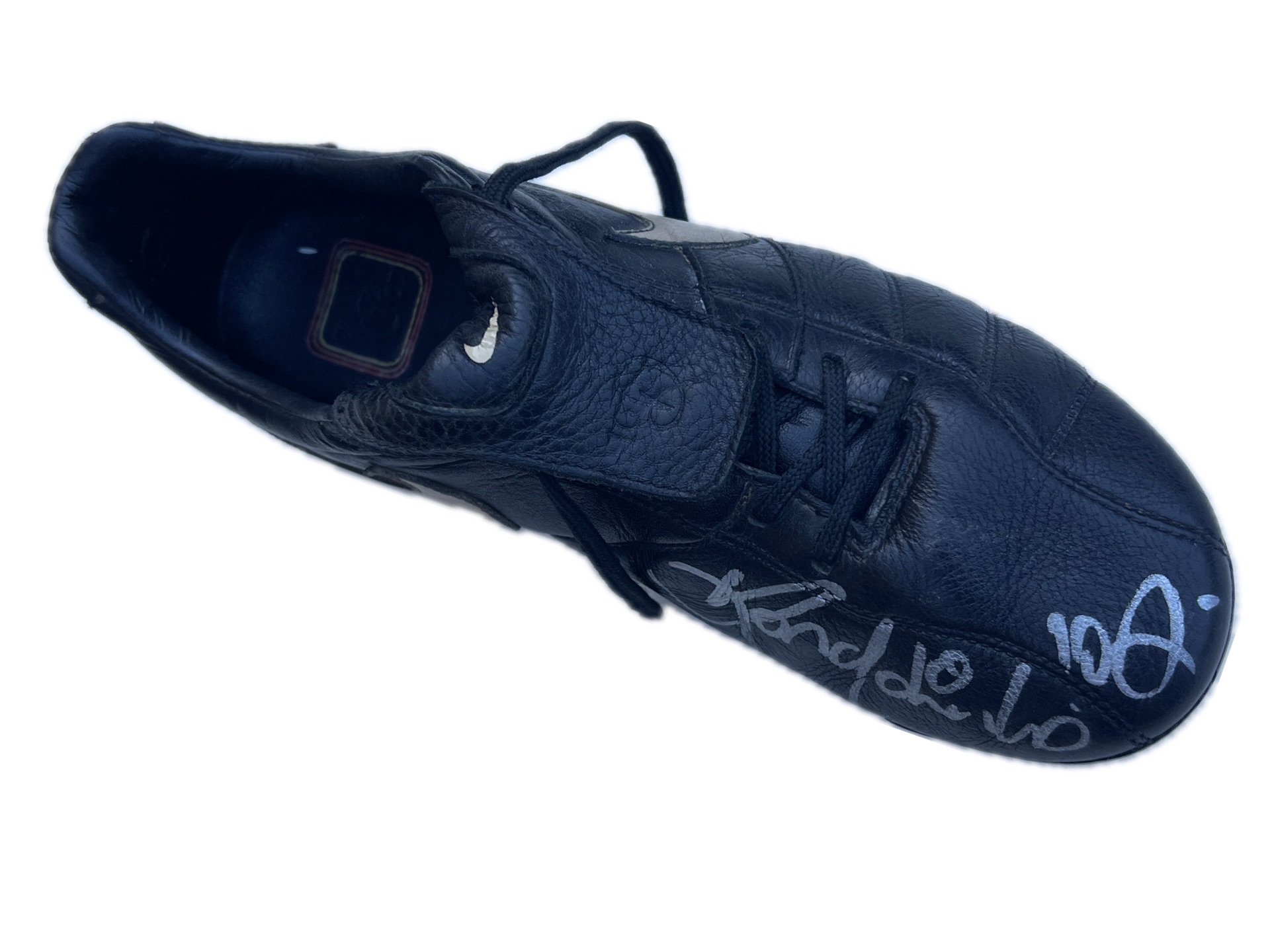 Detall superior de l'autògraf platejat de Ronaldinho i el número 10 sobre una bota Nike negra