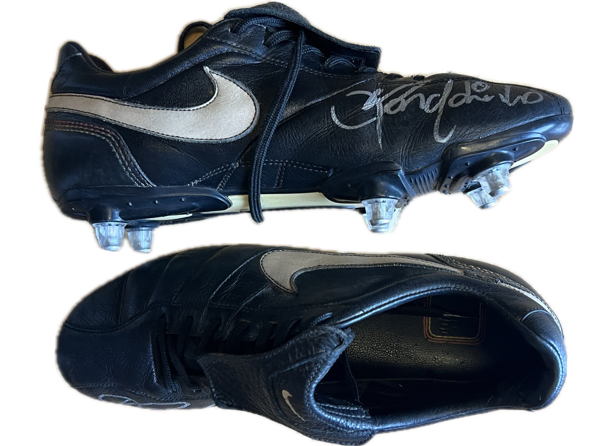 Vista lateral i superior de les botes Nike negres signades per Ronaldinho