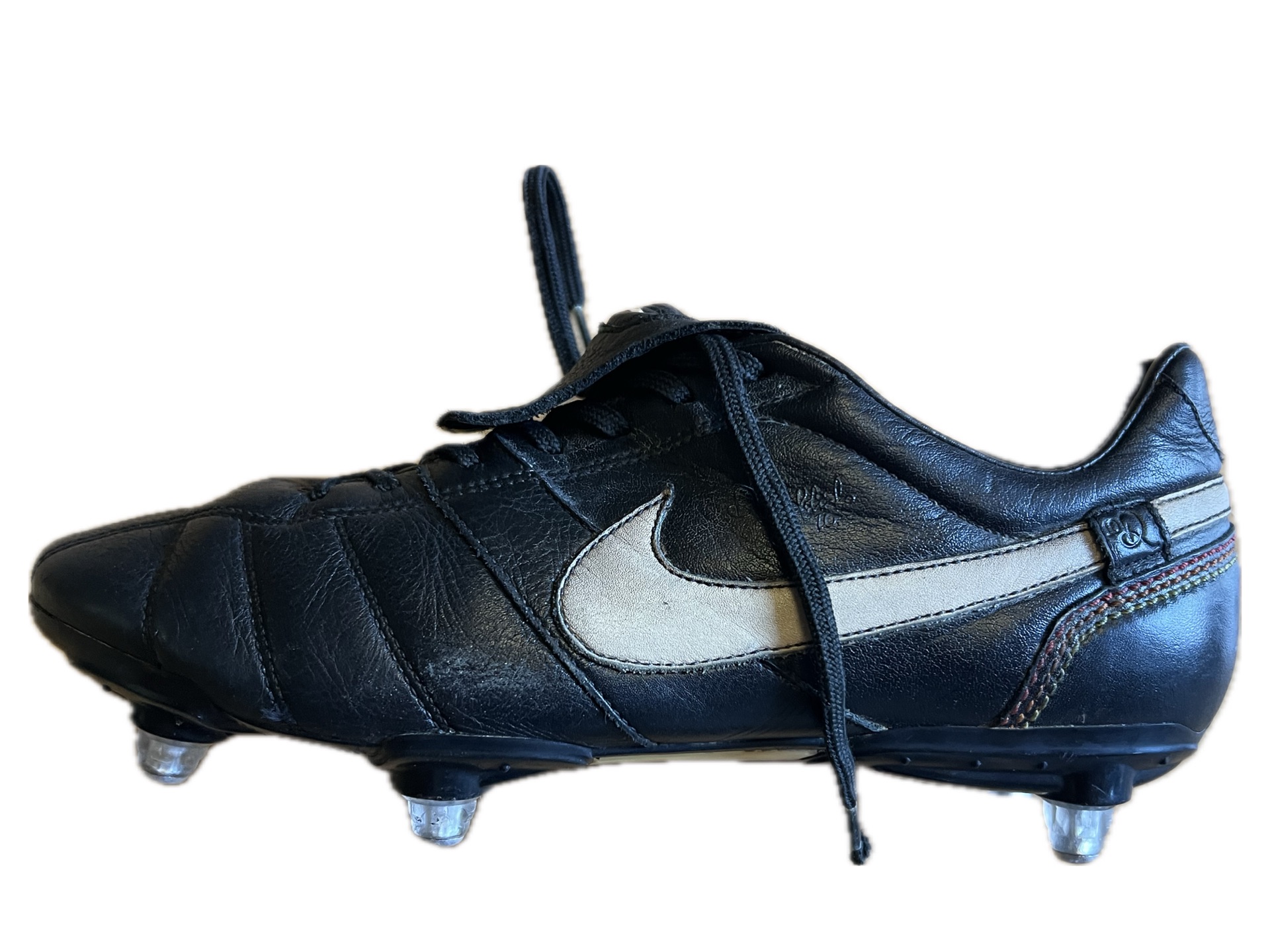 Perfil exterior d'una bota Nike negra utilitzada i signada per Ronaldinho