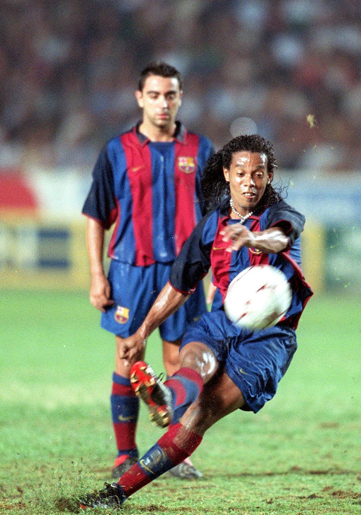 Ronaldinho xutant una pilota amb la samarreta del FC Barcelona