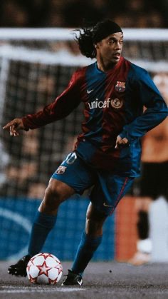 Ronaldinho conduint la pilota en un partit de Champions amb el Barça
