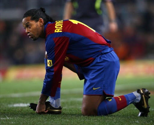 Ronaldinho amb el dorsal 10 del Barça sobre la gespa