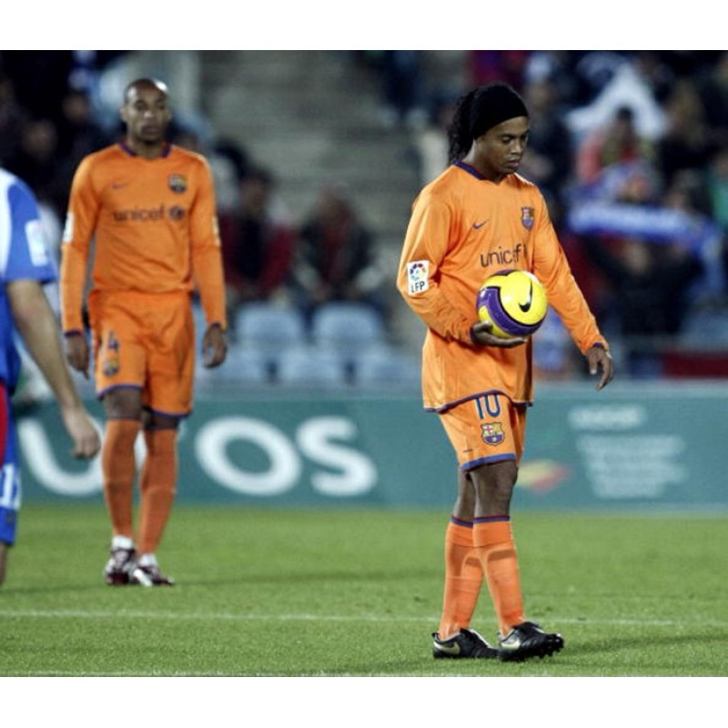 Ronaldinho amb el segon equipament taronja del FC Barcelona