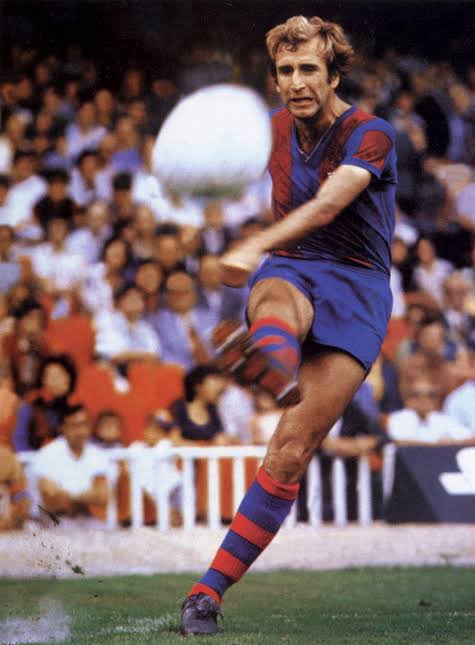 Carles Rexach xutant una pilota
