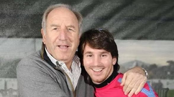 Carles Rexach abraçat amb Lionel Messi