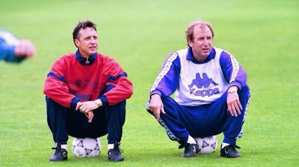 Johan Cruyff i Carles Rexach asseguts sobre pilotes
