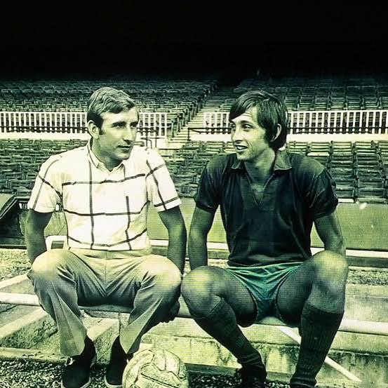 Carles Rexach assegut a la gespa durant la seva etapa de jugador