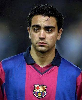 Retrat de Xavi Hernández amb una samarreta clàssica del FC Barcelona