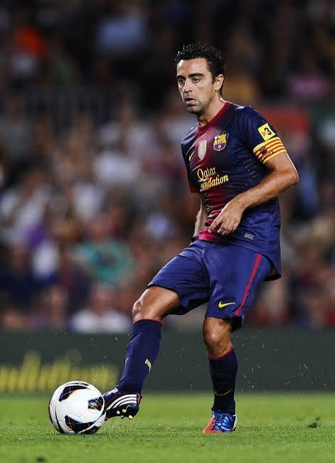 Xavi Hernández conduint la pilota amb el FC Barcelona