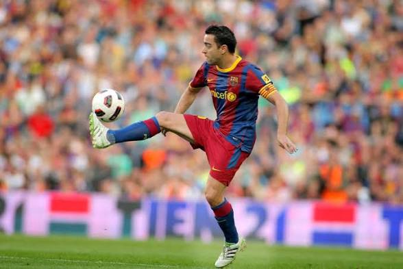 Xavi Hernández controlant una pilota amb el FC Barcelona