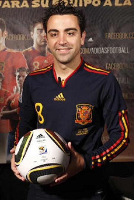 Xavi Hernández amb la selecció espanyola i la pilota del Mundial 2010