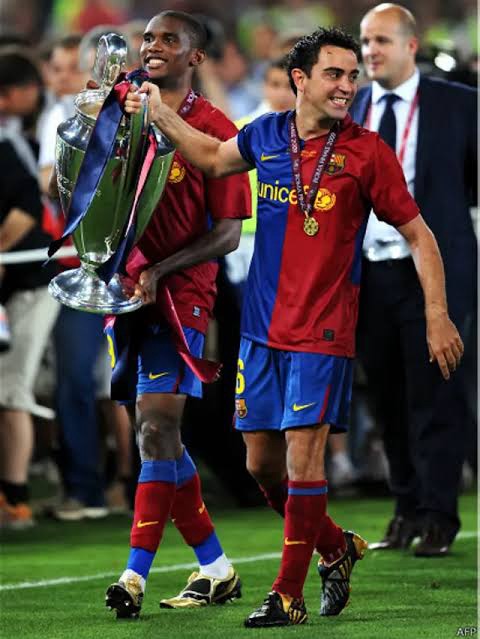 Xavi Hernández celebrant un títol al costat de Pep Guardiola