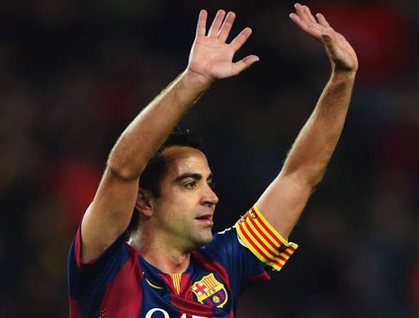 Xavi Hernández amb el braçalet de capità