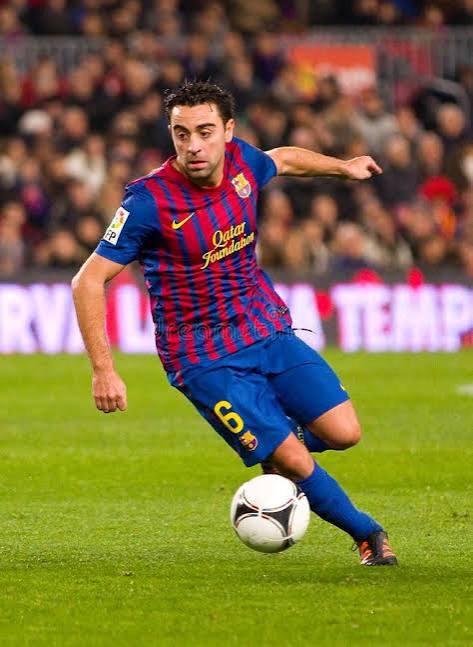 Xavi Hernández conduint la pilota amb el Barça