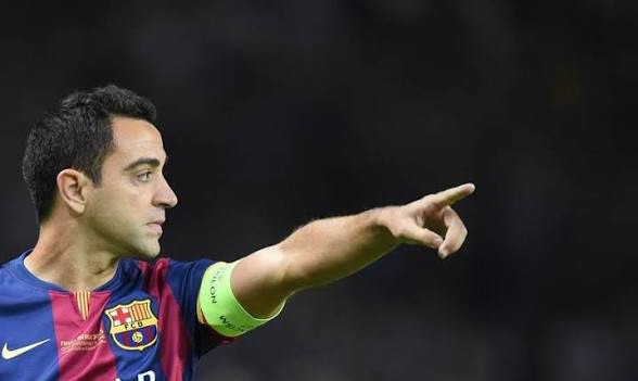 Xavi Hernández donant instruccions sobre el terreny de joc