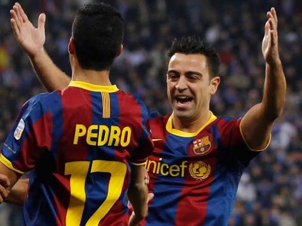 Xavi Hernández celebrant amb Pedro Rodríguez