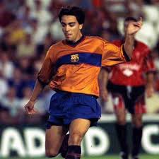 Xavi Hernández controlant la pilota en els seus primers anys amb el Barça