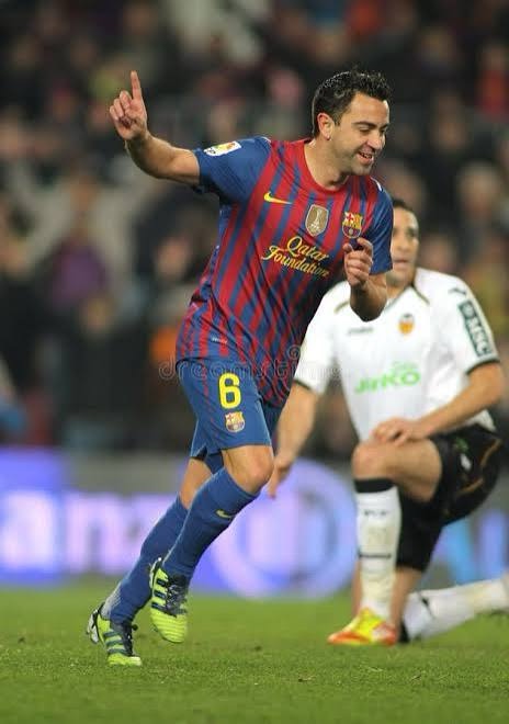 Xavi Hernández superant un rival amb la pilota