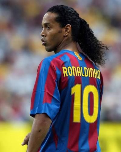 Ronaldinho en una fotografia amb l’equip blaugrana