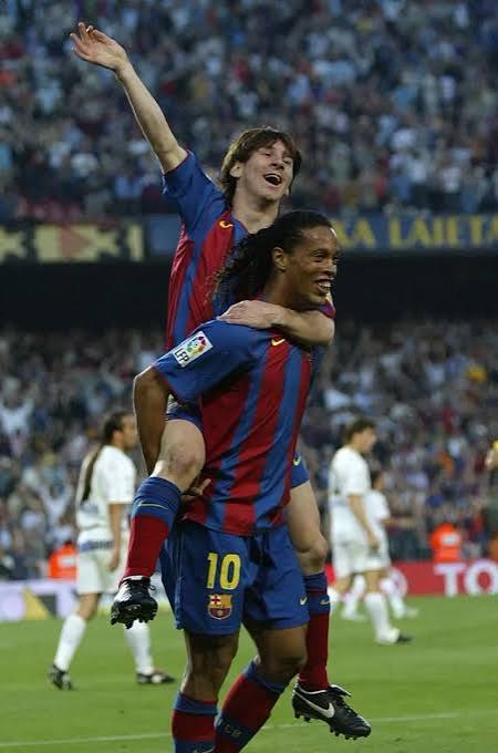 Ronaldinho i Leo Messi compartint una celebració amb el FC Barcelona