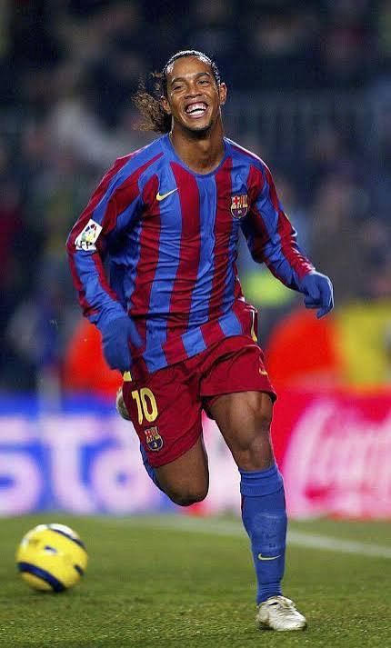 Ronaldinho en una imatge de la seva etapa al Barça