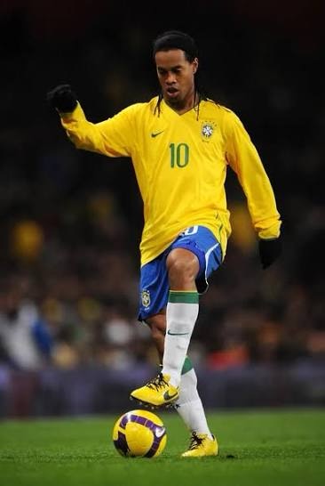 Ronaldinho jugant amb el primer equip del FC Barcelona