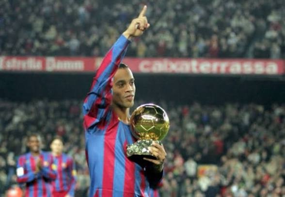 Ronaldinho amb l’equip blaugrana durant un partit